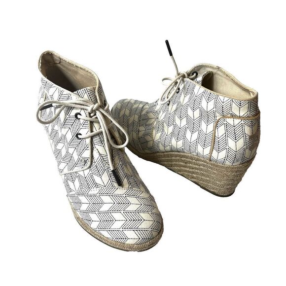 Toms Fabric Ankle Bootie Wedge Heel Women's 11 Lace Up Beige Arrow Prints Casual - Picture 1 of 9